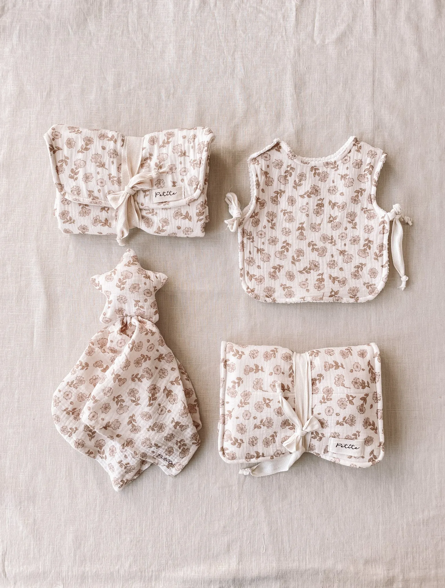 Baby & toddler bib / blossom